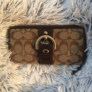 ⭐️ Brown Coach Wallet • like new! ⭐️